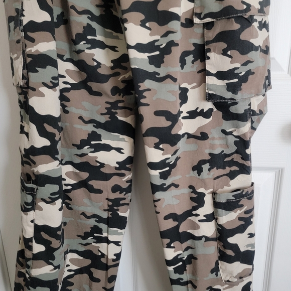 Pre-loved forever 21 camo pants sz XL - Picture 6 of 11